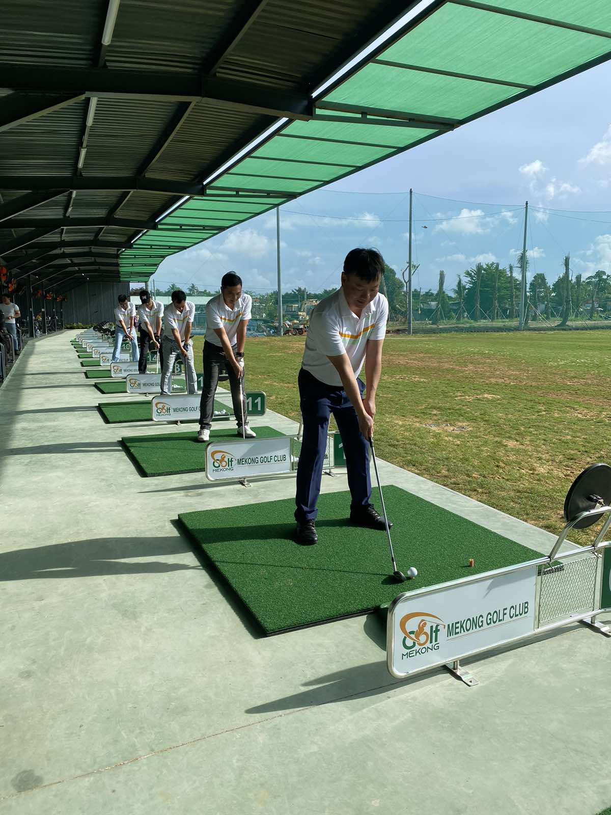Ban giám đốc sân golf Mekong Cần Thơ phát bóng khai trương