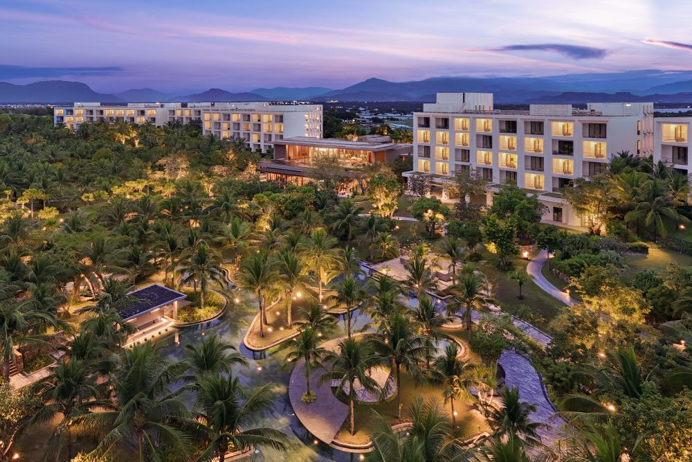 JW_Marriott_Cam_Ranh_Bay_Resort__amp;_Spa_Resort_Overview_during_Festive_Season.jpg (172 KB)