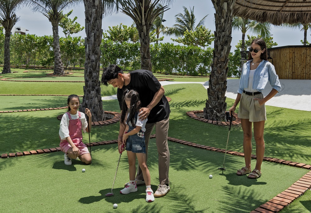 MINI_GOLF_18-HOLE.jpg (361 KB)