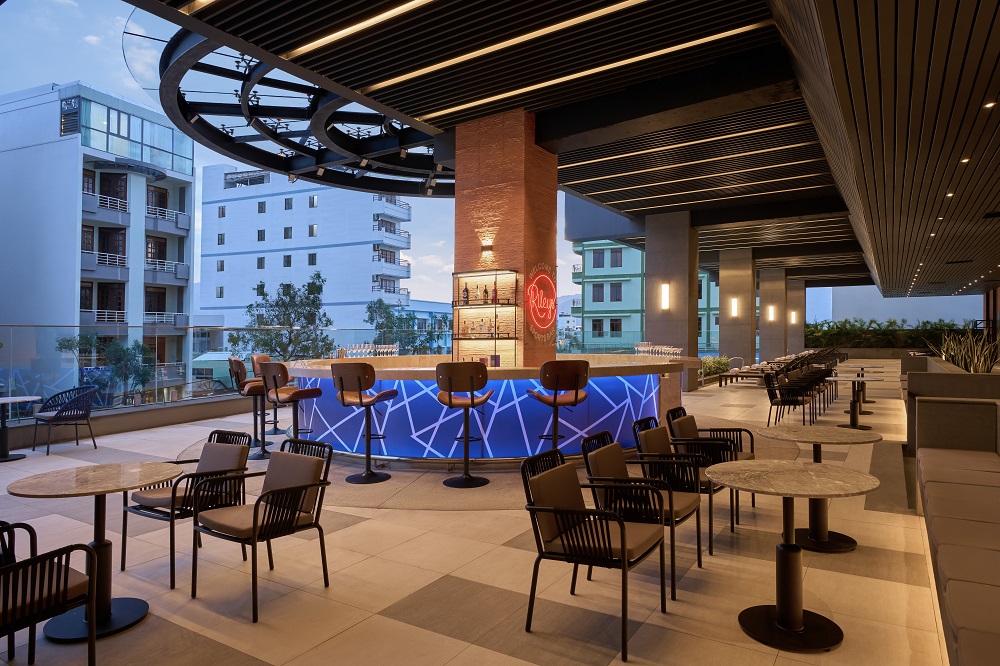 Four_Points_by_Sheraton_Nha_Trang_Rileys_Bar.jpg (258 KB)