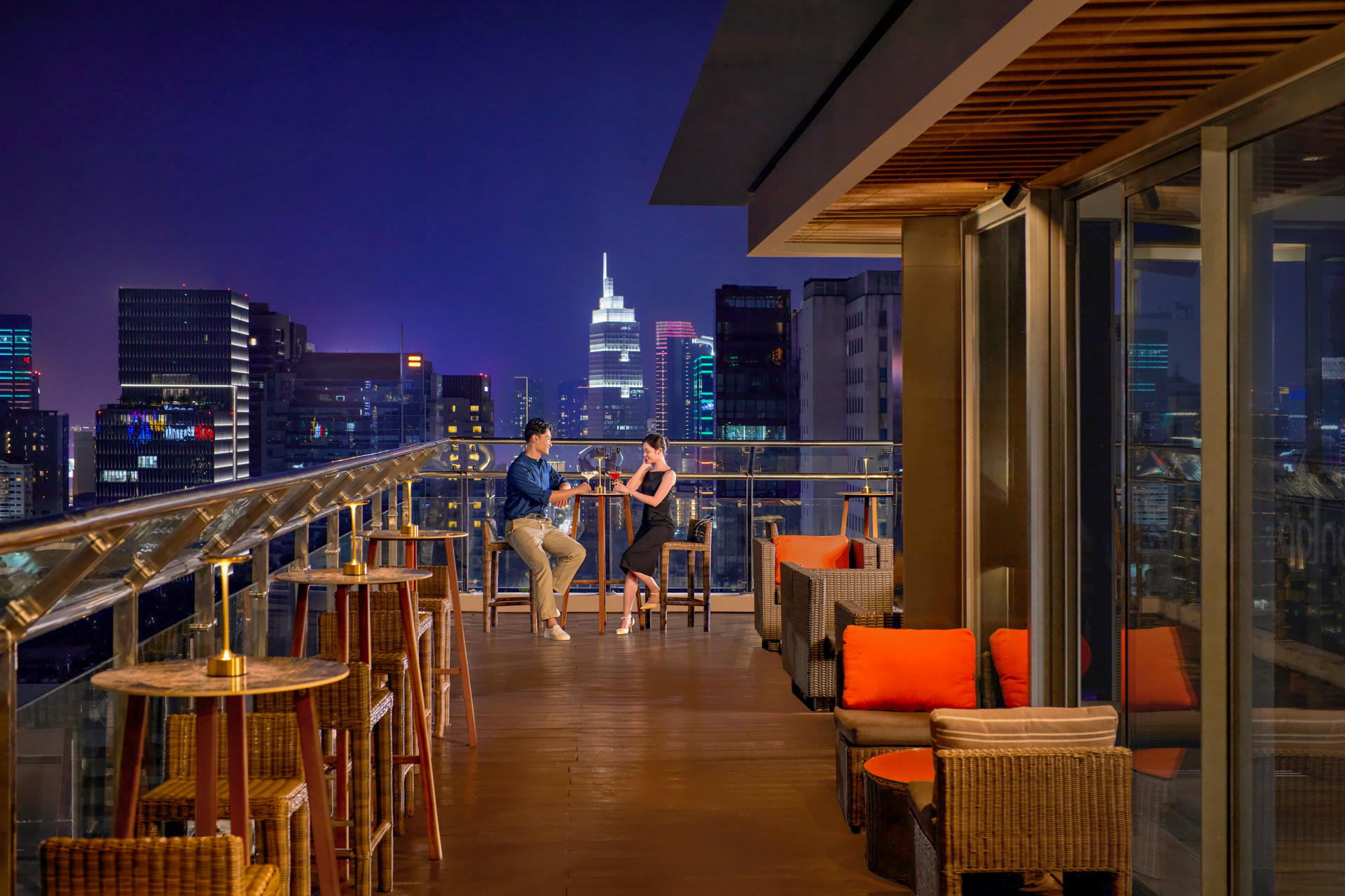 8_-_OnTop_Bar_At_Night.jpg (865 KB)