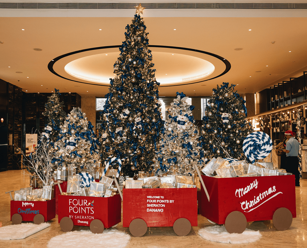 Photo_1_-_A_warm_Christmas_ambiance_awaits__with_dazzling_decor_to_come_this_year..png (1.75 MB)