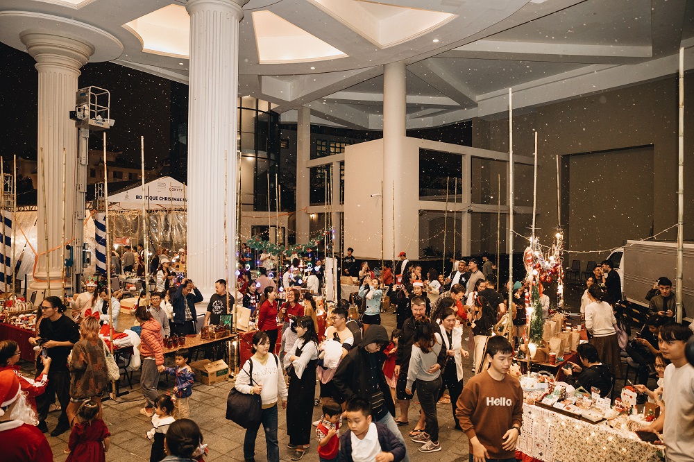 Photo_2_-_The_vibrant_Christmas_Market_filled_with_festive_cheer..JPG (402 KB)