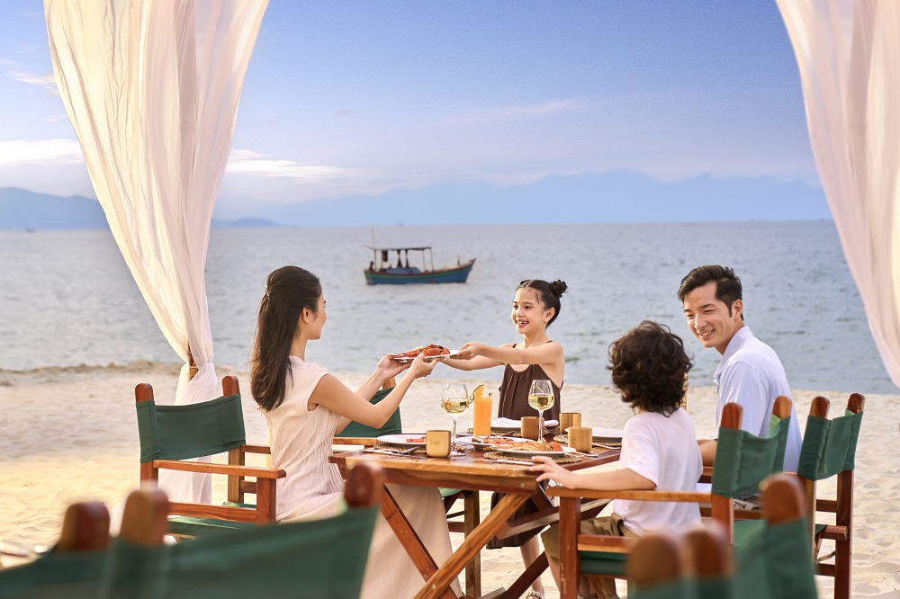 CXRHT_Family_Beach_BBQ.JPG (163 KB)