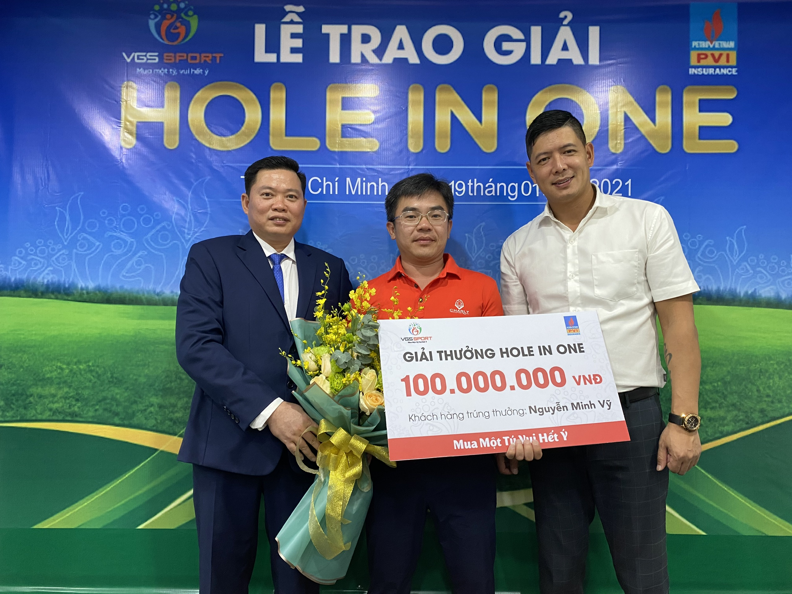 Anh Nguyễn Minh Vỹ nhận giải trước khi đáp chuyến bay về lại Quảng Ngãi sau sự kiện ngày hôm trước