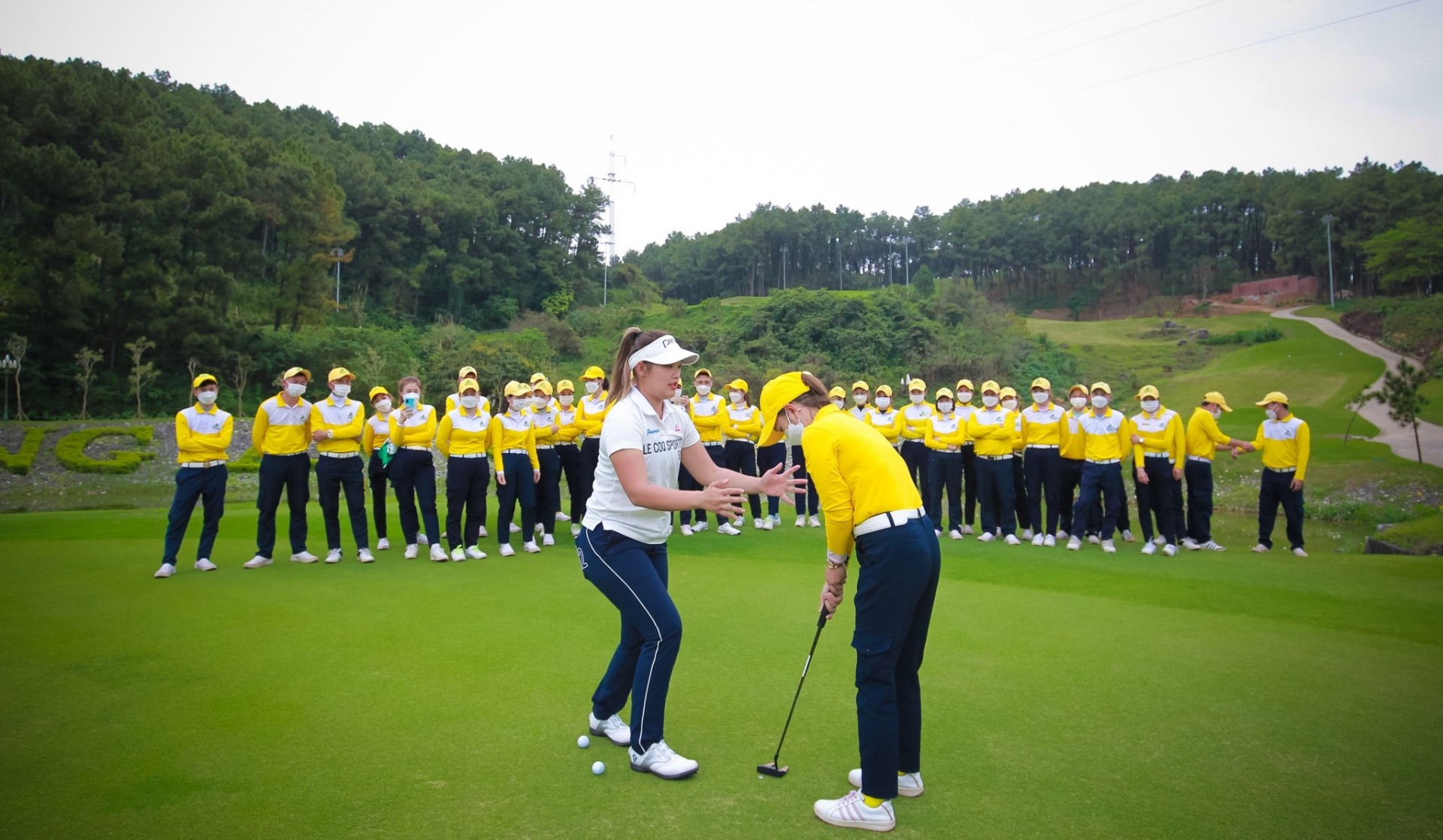 Nguyễn Thảo My chia sẻ kiến thức golf với caddie sân Tràng An