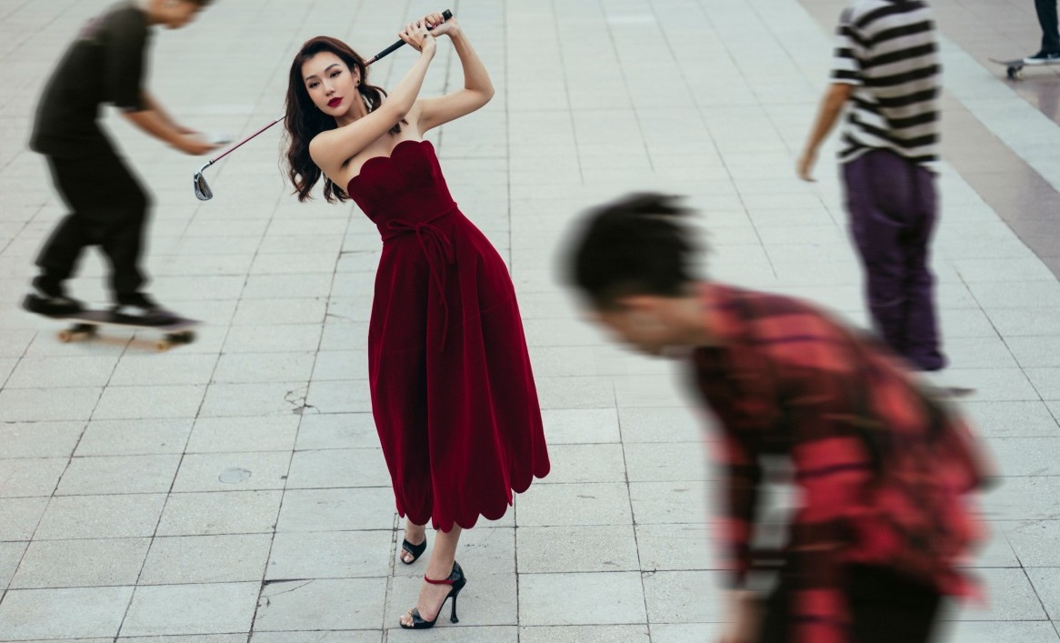 Á hoàng Golf Queen Hải Anh thực hiện cú swing độc, lạ mừng Noel