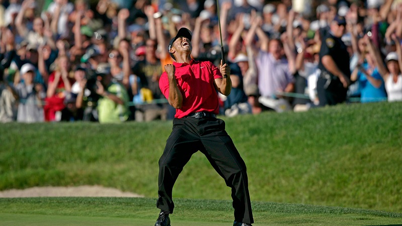 Tiger Woods lên ngôi đầy cảm xúc tại Torrey Pines