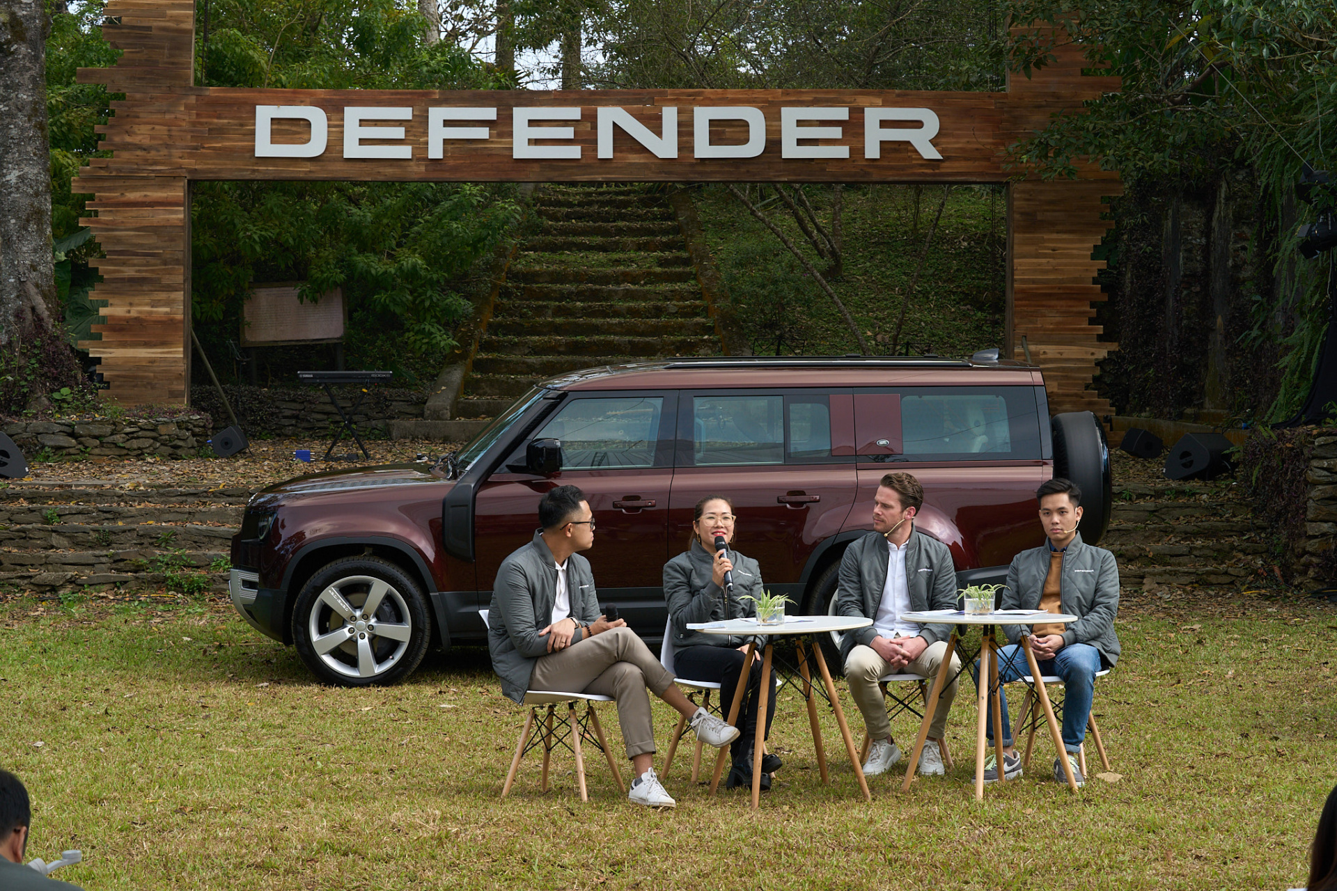 Land Rover Defender 130 mới: Lựa chọn lý tưởng cho golfers và những tín đồ offroad