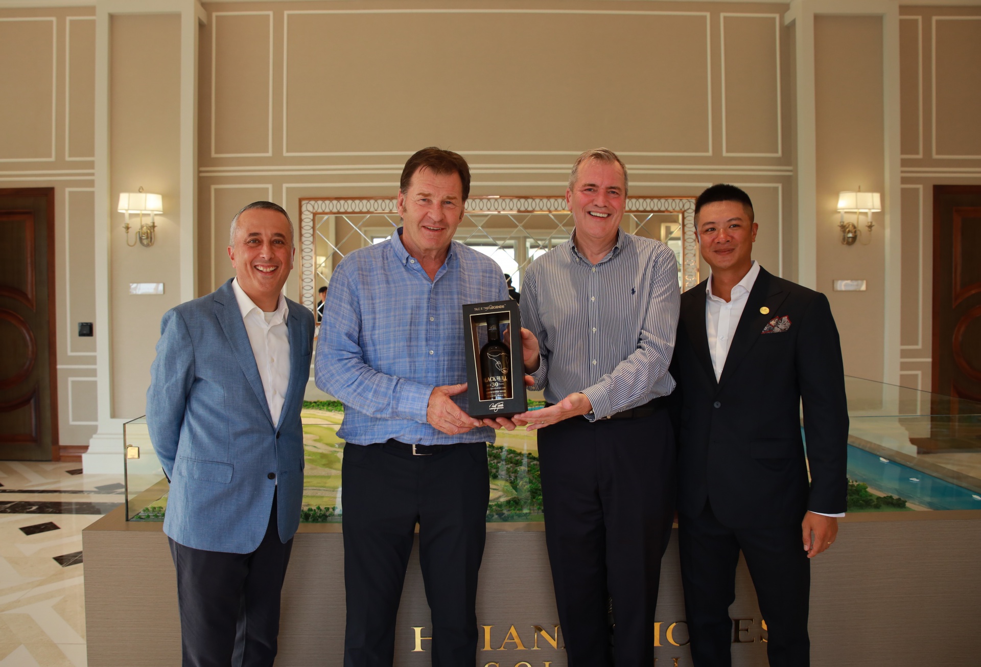 Sir Nick Faldo trao tặng vật phẩm đấu giá tới đại diện ban lãnh đạo khu nghỉ dưỡng Hoiana Resort & Golf