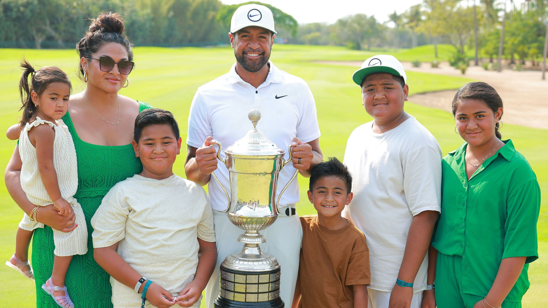 230501105254-02-tony-finau-caddies-kids-mexico-open-spt-intl.jpg (812 KB)