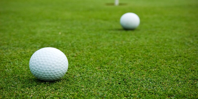 Tình huống golf: Bóng người chơi khác “đẩy” quả bóng của tôi vào lỗ. Vậy có được tính điểm?