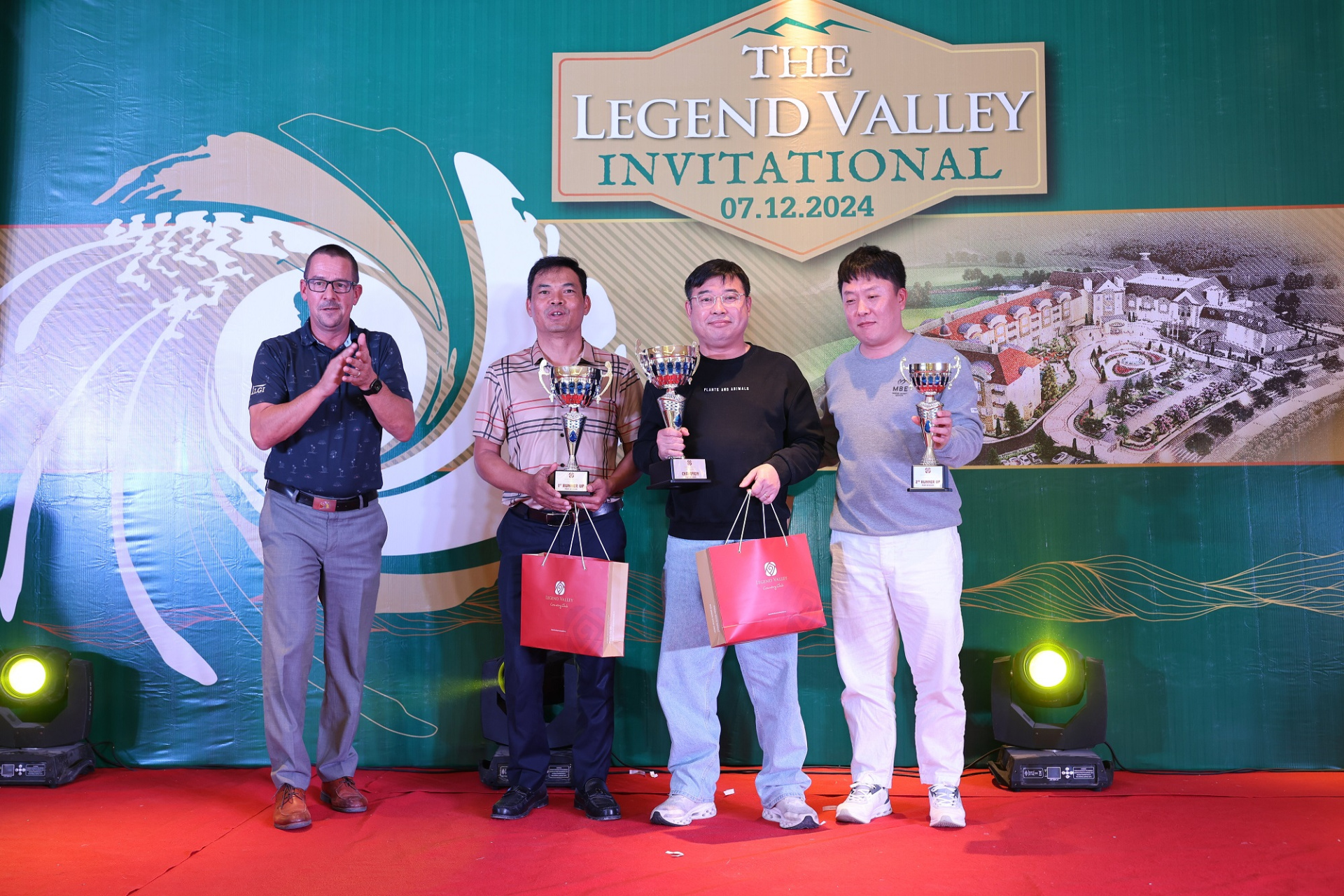 01_Gon_thu_Park_Ji_Hoon_(thu_2_tu_phai_sang)_gianh_chuc_vo_dich_Legend_Valley_Invitational_voi_tong_diem_la_78_gay.jpg (995 KB)