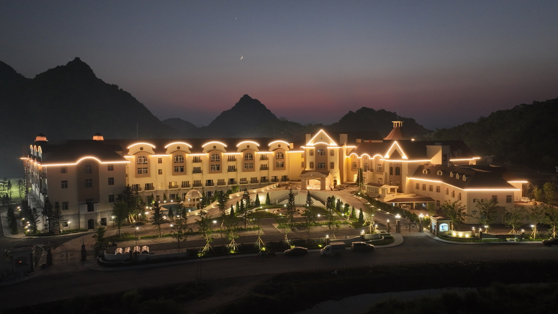 03_Khach_san_cao_cap_Legend_Valley_Hotel_nam_trong_khu_phuc_hop_the_thao_va_du_lich_Legend_Valley_Country_Club.jpg (581 KB)