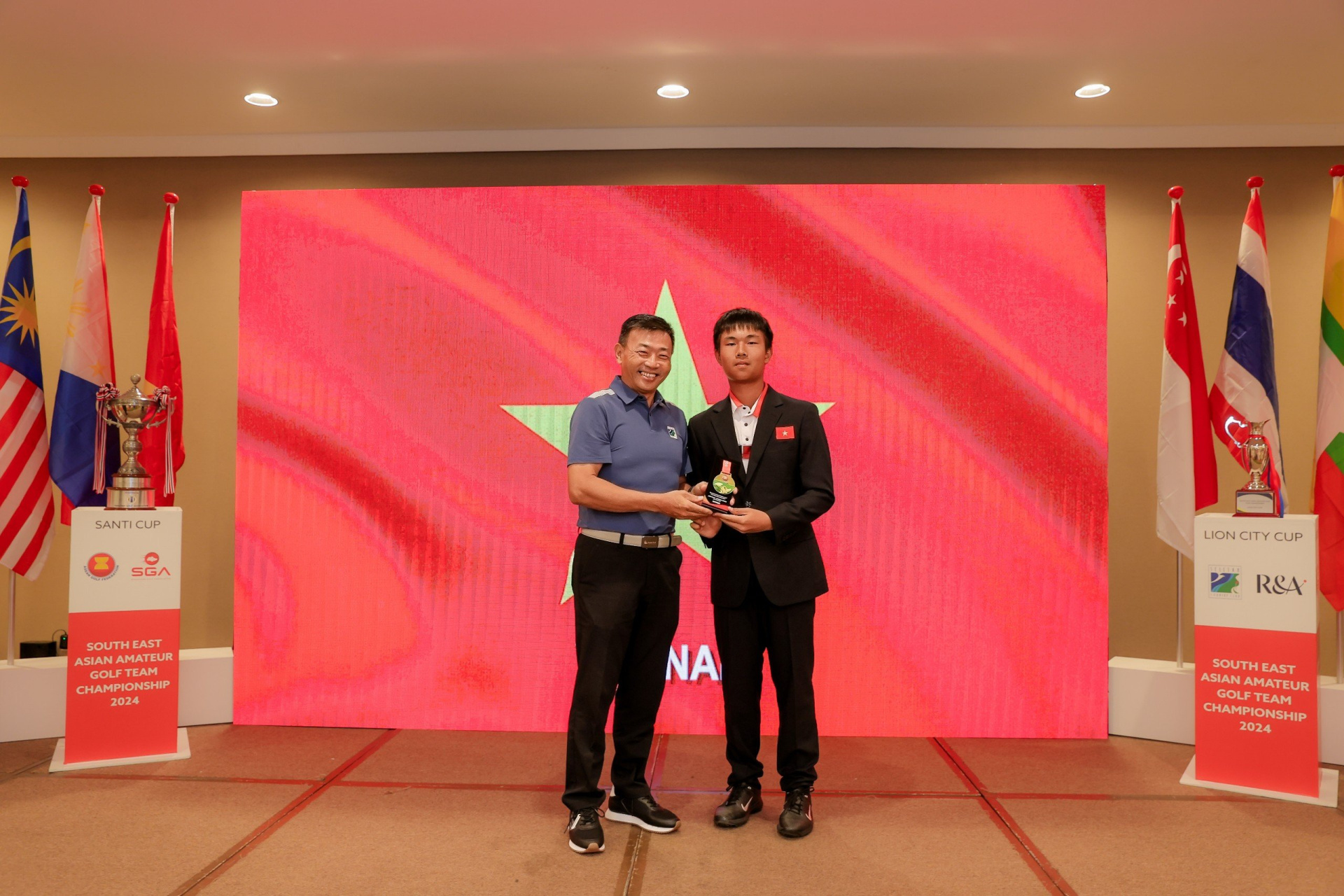 Ho_Anh_Huy_nhan_Huy_chuong_vang_ca_nhân_cup_Lion_City_.jpg (749 KB)