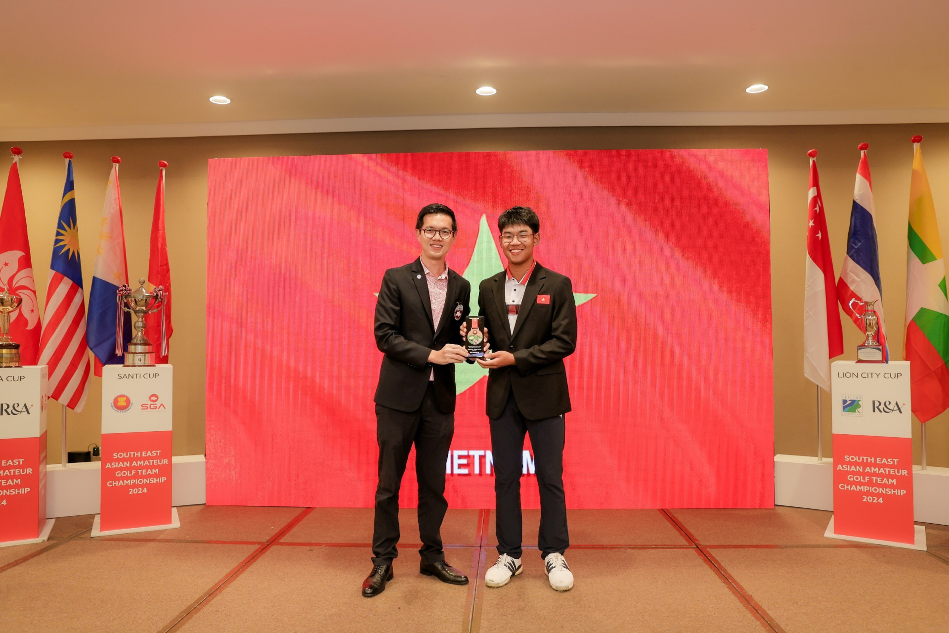 Le_Khanh_Hung_nhan_Huy_chuong_dong_ca_nhân_cup_Putra_.jpg (788 KB)