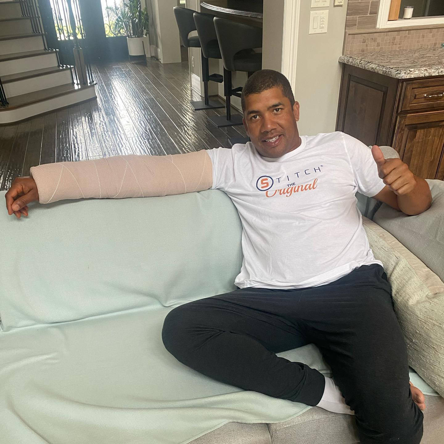 injured-jhonattan-vegas-doing-thumbs-up-5ppcc7jg0yzyl9lx.jpg (266 KB)