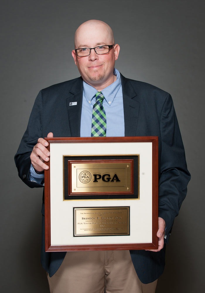brendon-elliott-with-award.jpg (80 KB)