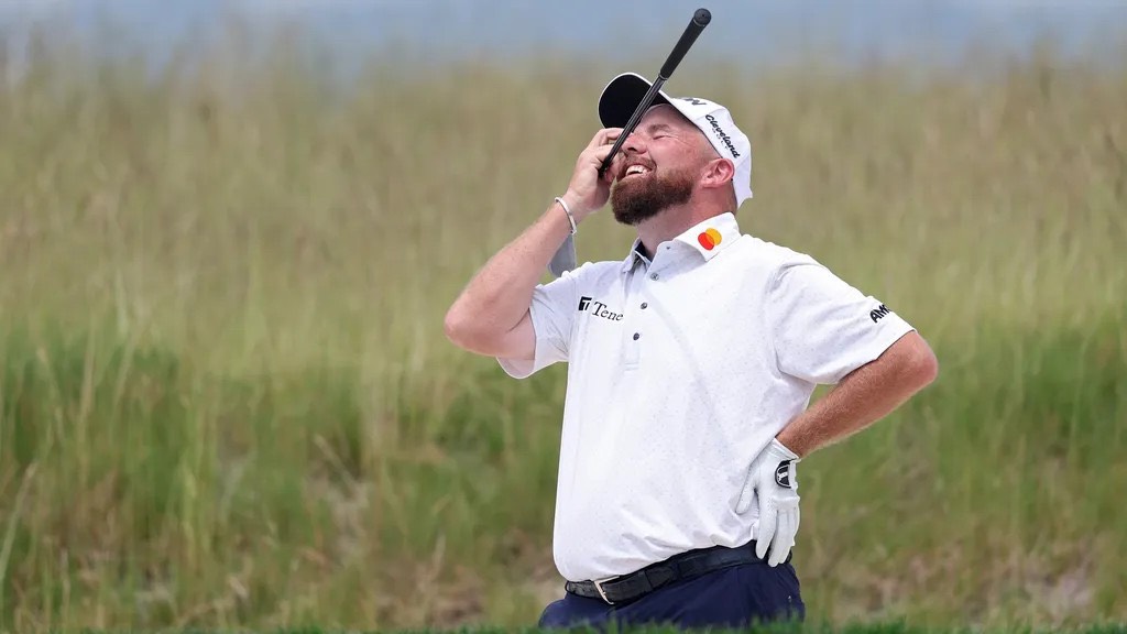 Pha phạm luật “đãng trí” của Shane Lowry: Nhấc bóng không đánh dấu