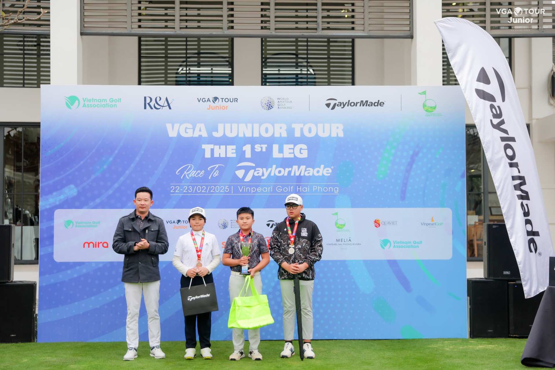 Trao_giai_bang_U13_Nam.jpg (691 KB)