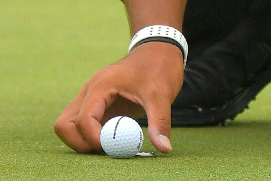 line-on-golf-ball.jpg (95 KB)