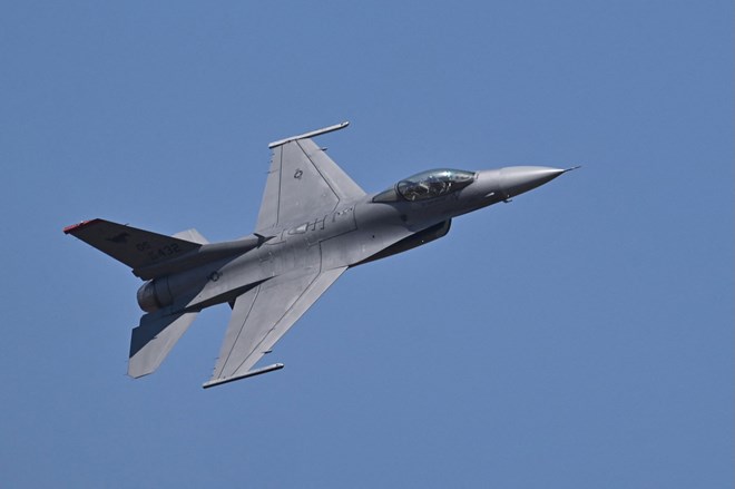 F-16.jpg (23 KB)