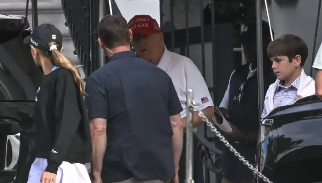 Ông Trump ra sân golf, dập tắt tin đồn qua đời 