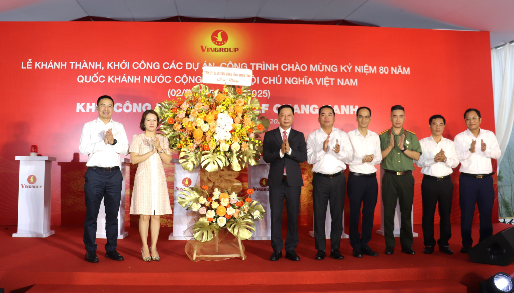 2396827_dong_chi_le_van_anh_dai_dien_lanh_dao_tinh_quang_ninh_tang_hoa_chuc_mung_du_an_09093919.jpg (687 KB)