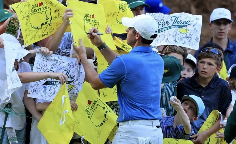 Chuyện chưa kể: Vì sao Rory McIlroy mua sạch 1.100 lá cờ Masters?