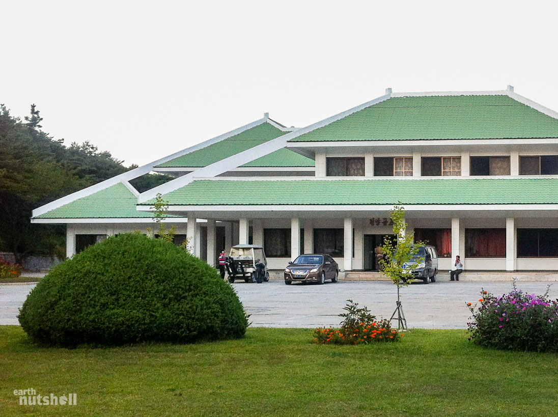 pyongyang-golf-course-clubhouse.jpg (232 KB)