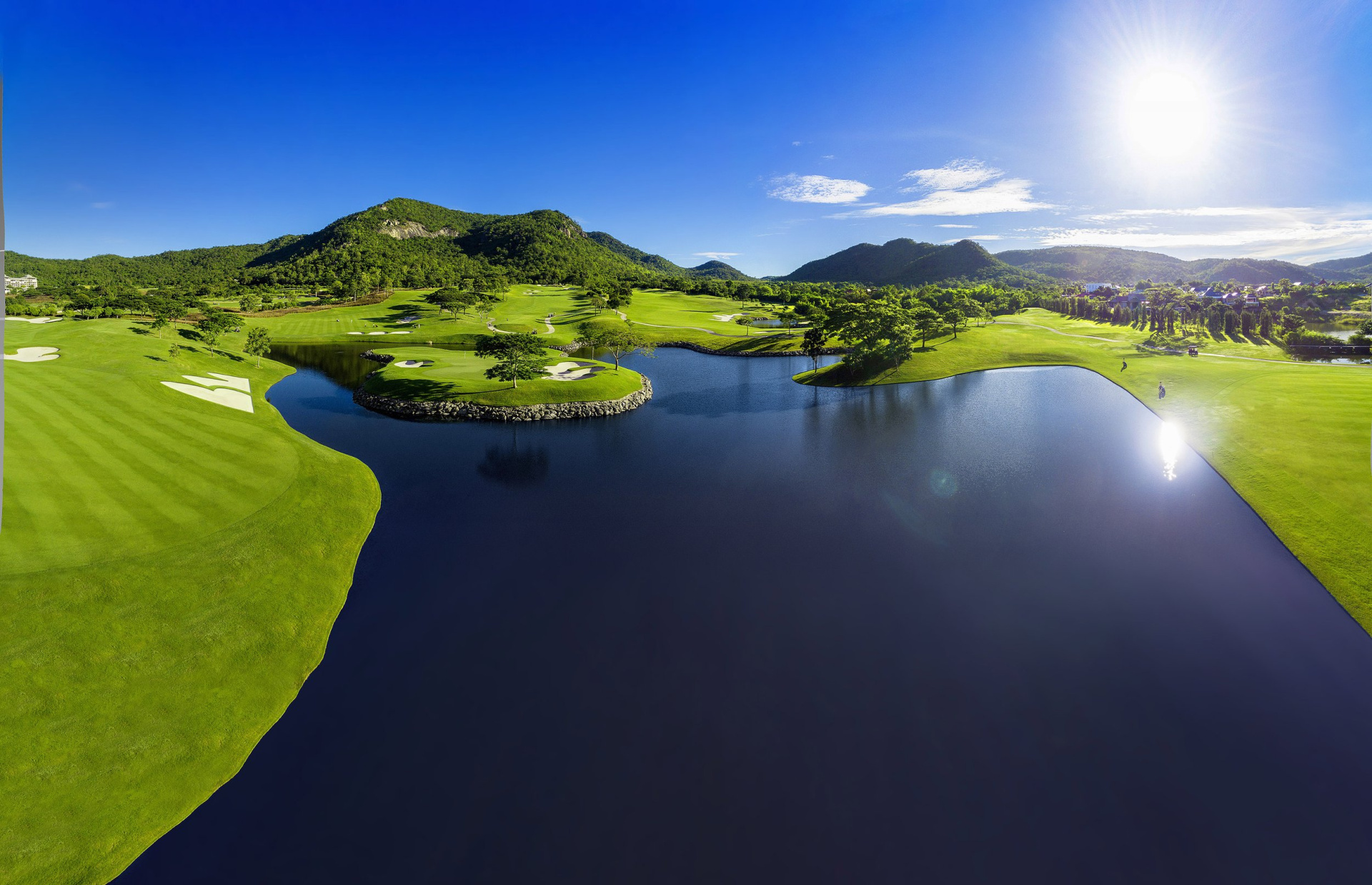 2015_09_26_Hole_4_Panorama_sky_ext_Water_ext_sky_denoised_BM_bunker_Timeline.jpg (689 KB)