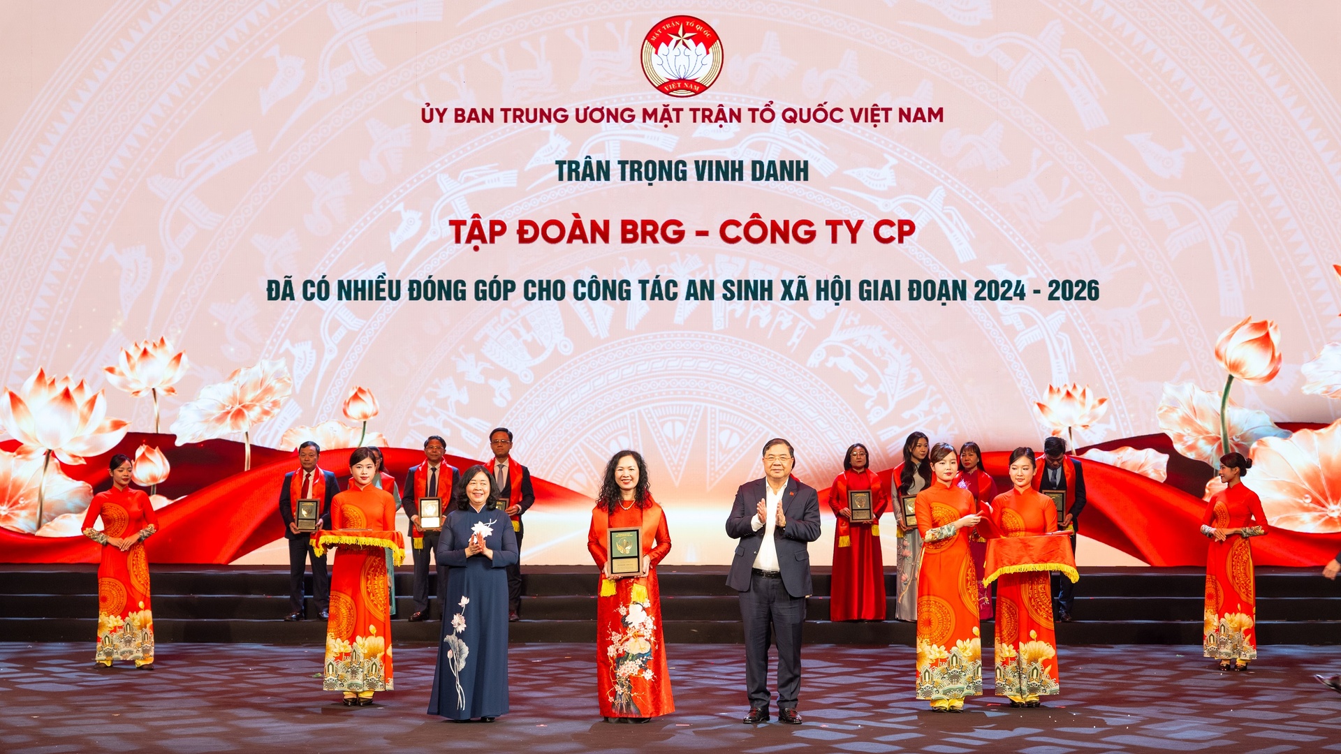 01_Tap_doan_BRG_duoc_vinh_danh_vi_nhung_dong_gop_tich_cuc_cho_cong_tac_an_sinh_xa_hoi.jpeg (681 KB)