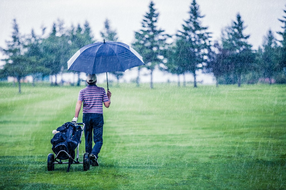 Chơi golf trong mưa: Thú vị hay liều lĩnh?