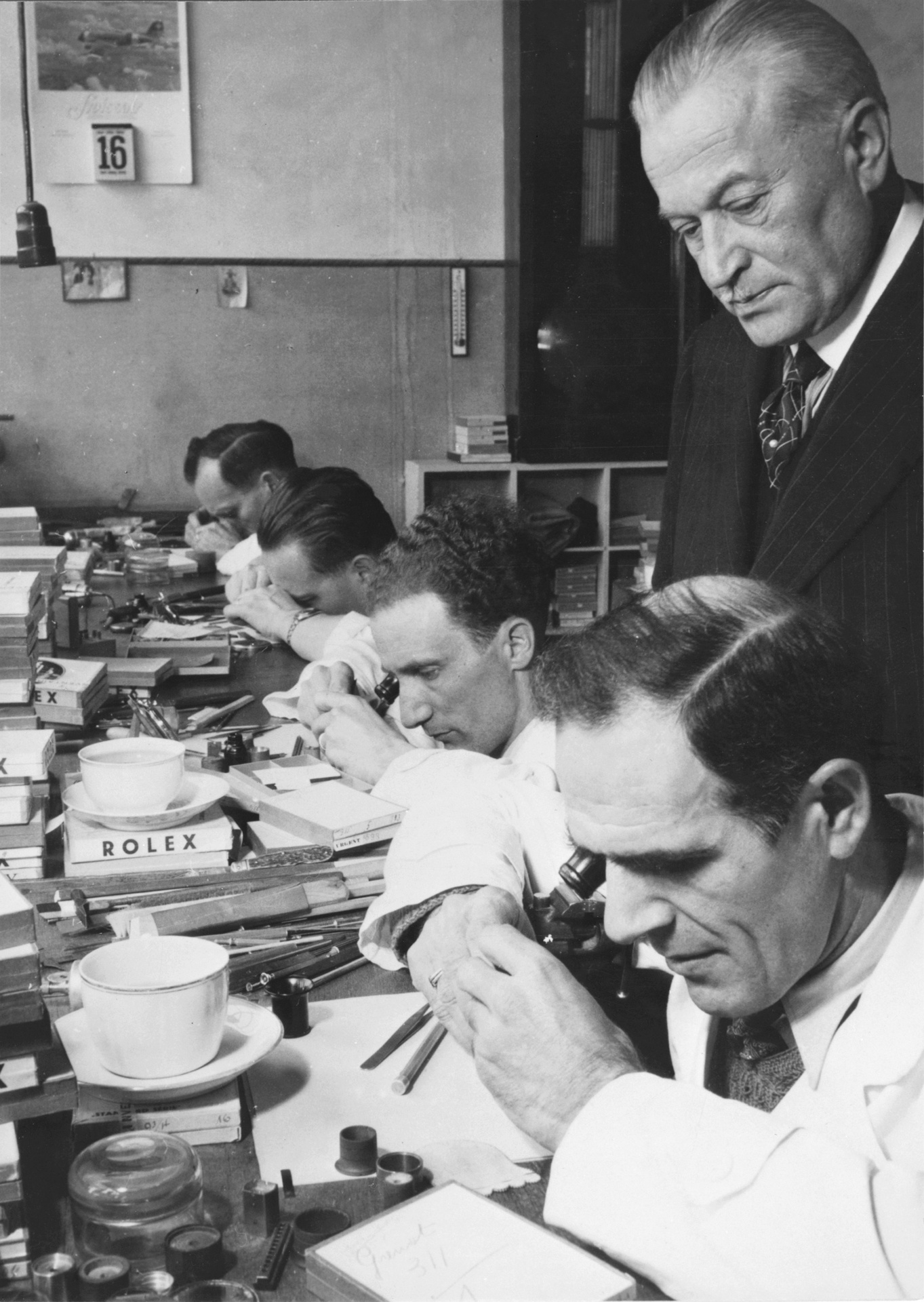 Hans_Wilsdorf_trong_xuong_che_tac_dong_ho_Rolex__nam_1942.jpg (629 KB)