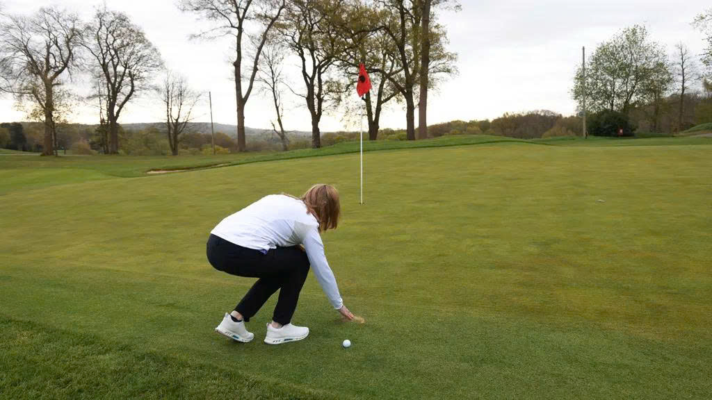 Gạt cát trên fringe trước khi đánh bóng, golfer có bị phạt?