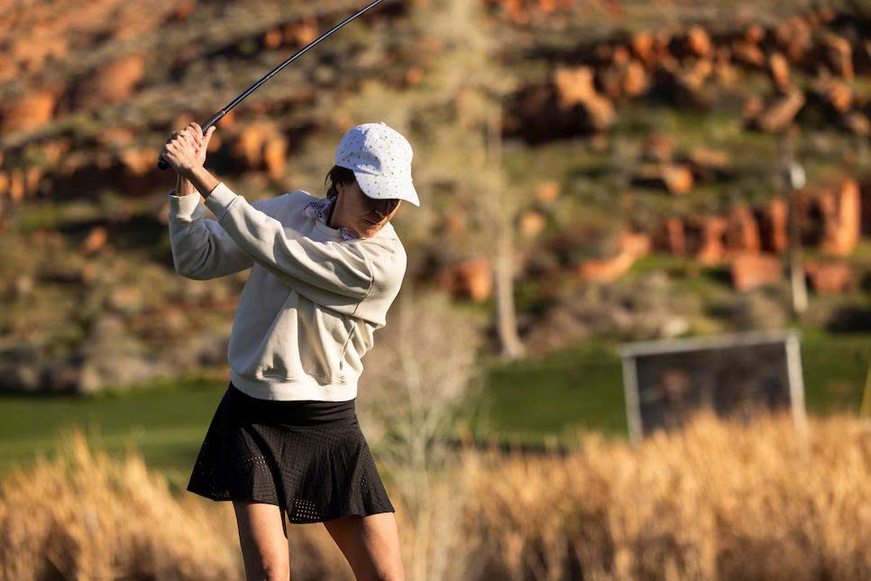 Sửa lỗi “ngẩng người” trong downswing