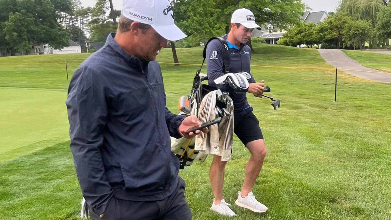 Viktor Hovland làm caddie cho người bạn Zach Bauchou