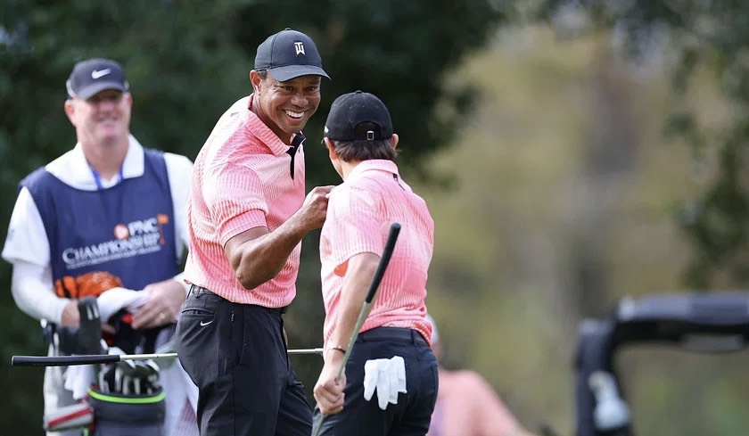 Tiger Woods làm caddie cho con trai tại giải Junior Golf 