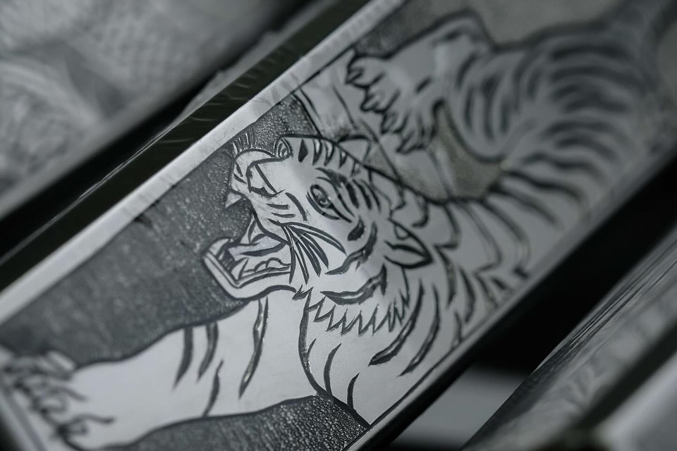 Custom_Iura_Katsuo_hand-engraved_putters__drawing_inspiration_from_the_mythical_allure_of_the_dragon_phoenix_and_majestic_Sumatra_tiger_(2).jpg (75 KB)