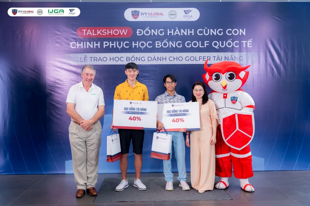 Golfer_Akira_Huang_va_Ngo_Khai_Nguyen_nhan_hoc_bong_40%.jpg (101 KB)