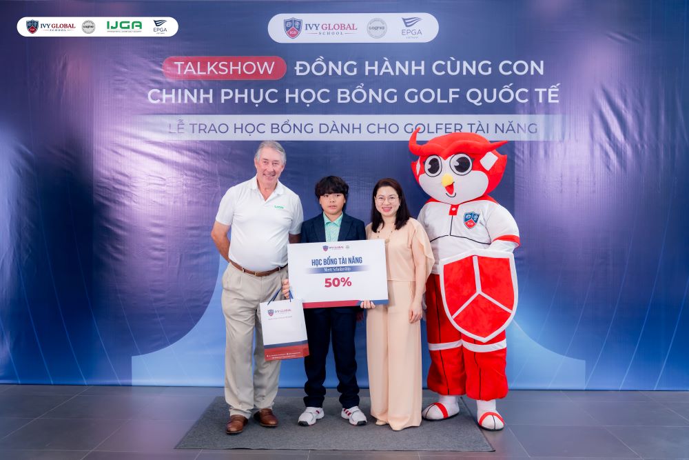 Golfer_Bui_Quang_Duc_Minh_nhan_hoc_bong_50%.jpg (95 KB)