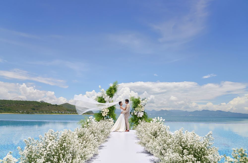 CXRHT_Windy_Wedding_Couple_2048px.jpg (89 KB)