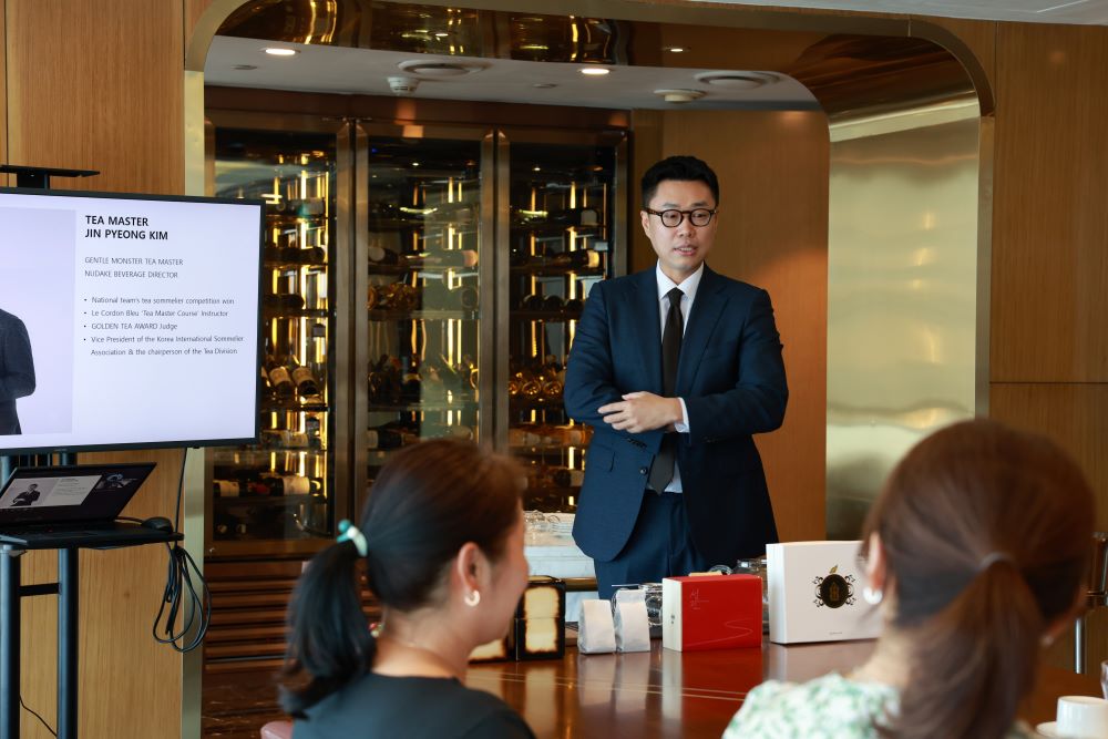 Anh_8__Tra_su_Kim_Jin_Pyeong_trong_buoi_workshop_nghe_thuat_tra.jpg (92 KB)