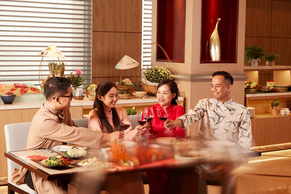 Family_dining.jpg (255 KB)