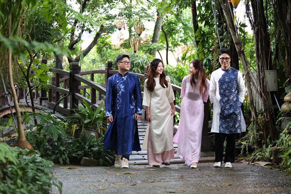Friends_wearing_ao_dai.jpg (378 KB)