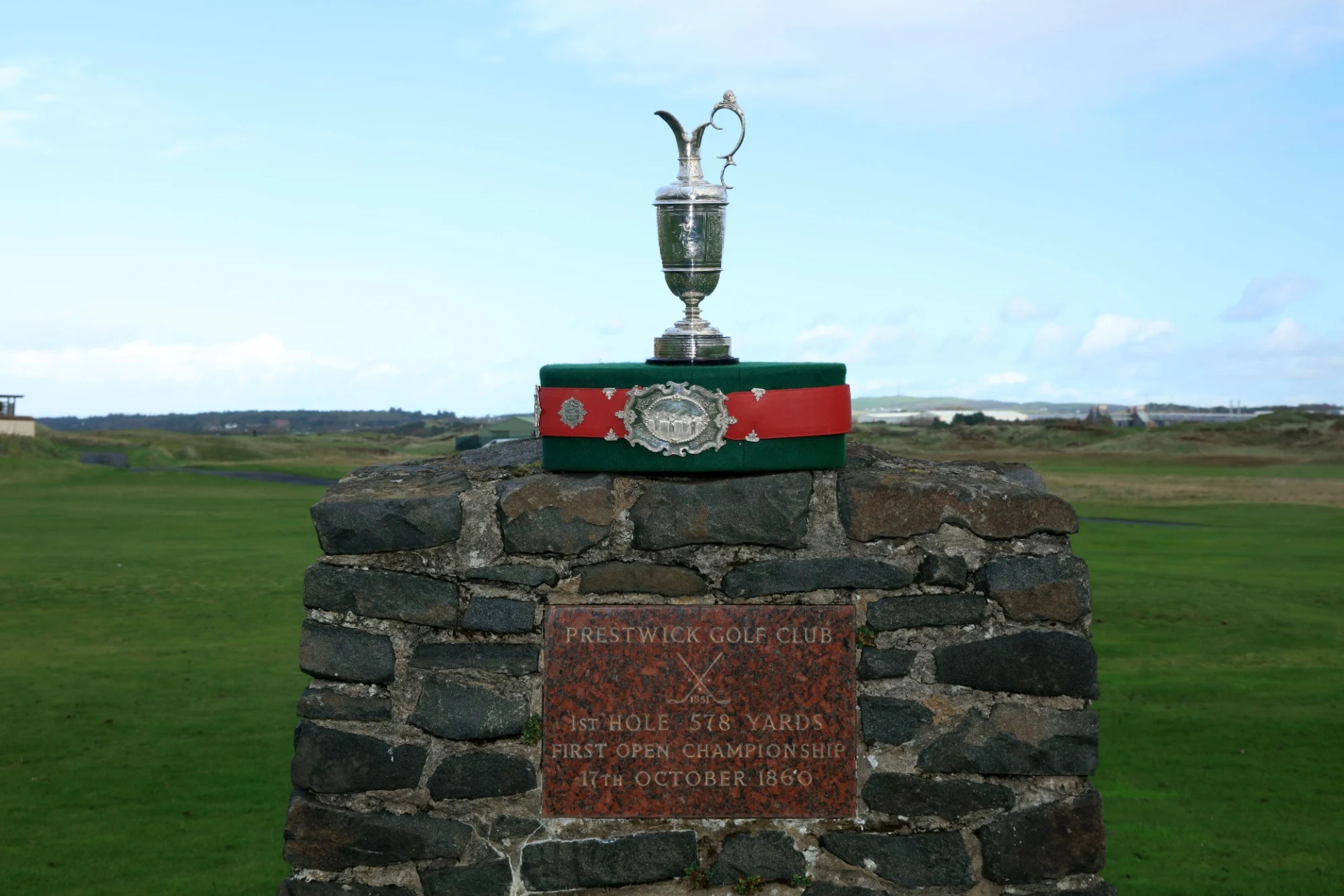 Anh_2_Chiec_dai_da_va_cup_claret_jug_tai_The_Open.jpg (606 KB)