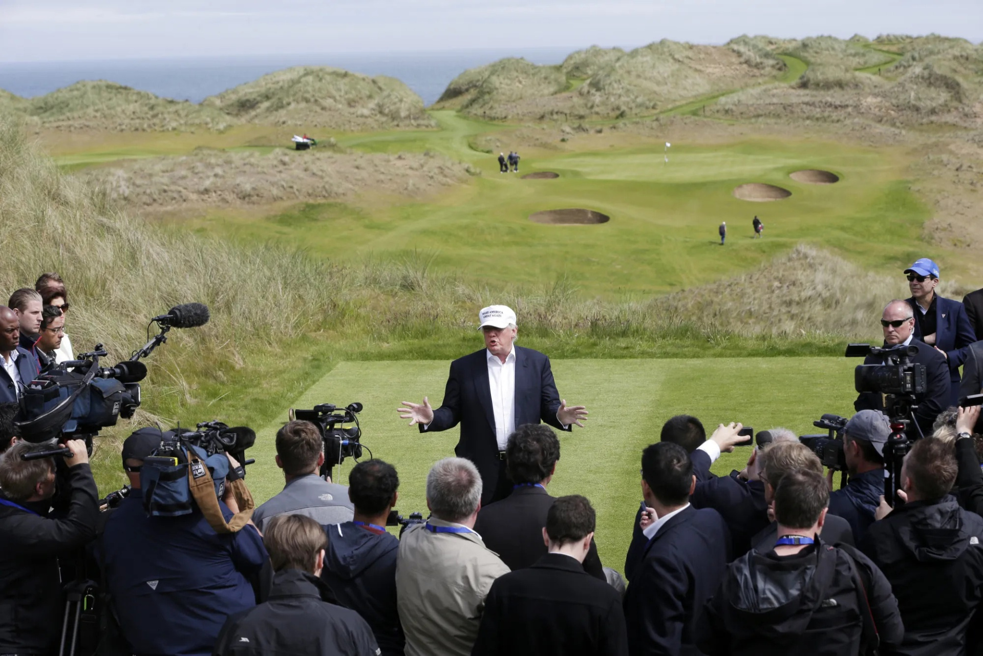 Donald_Trump_at_Trump_International_Golf_Links_in_Aberdeen-__Credit_Matthew_Lloyd_-_Bloomberg.jpg (694 KB)