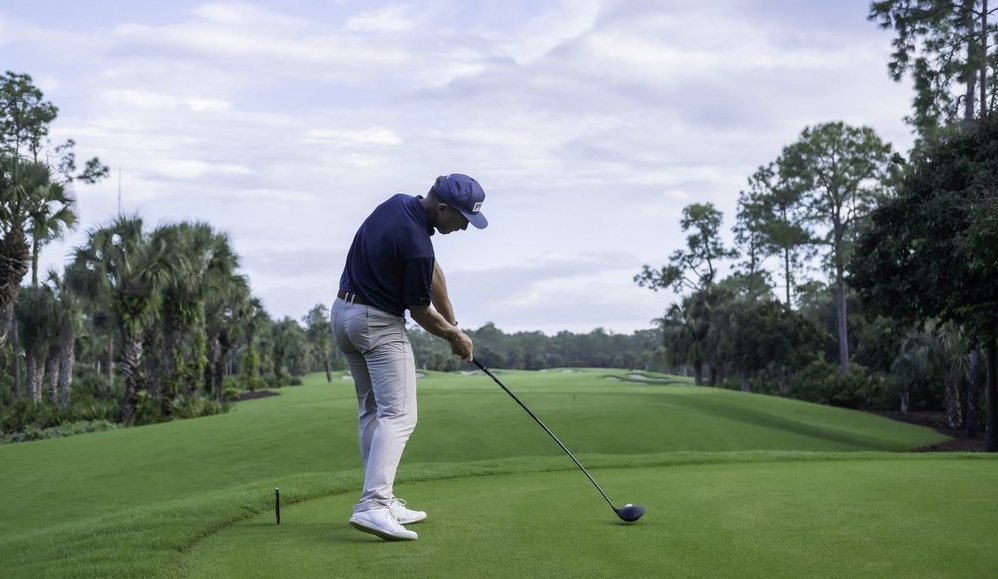Có bị phạt nếu vô tình đánh trúng bóng khi swing nháp? 