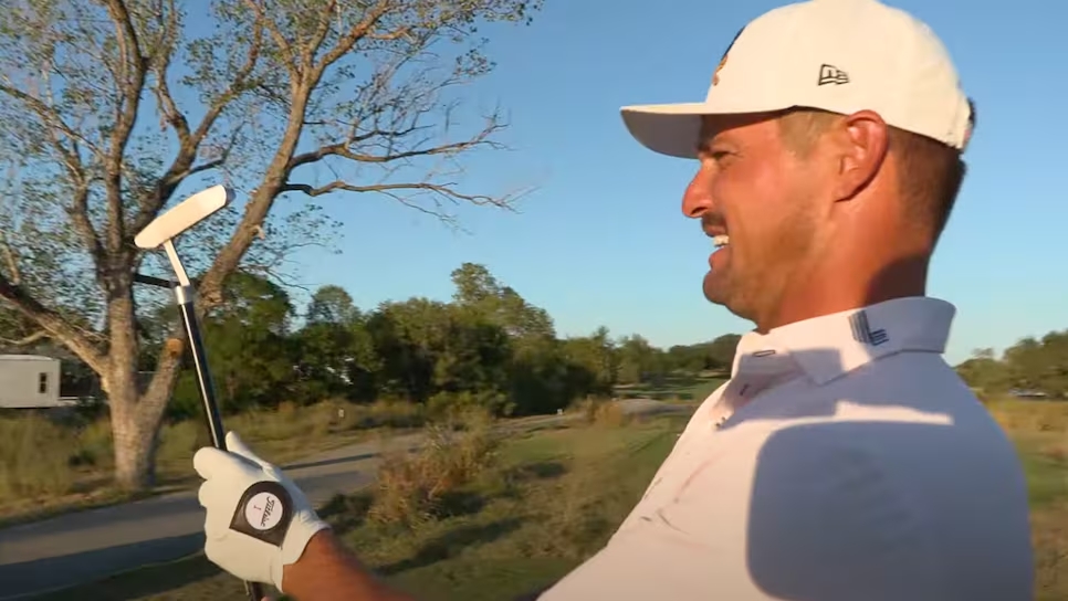 Bryson DeChambeau phát bóng 282 yards bằng gậy putter