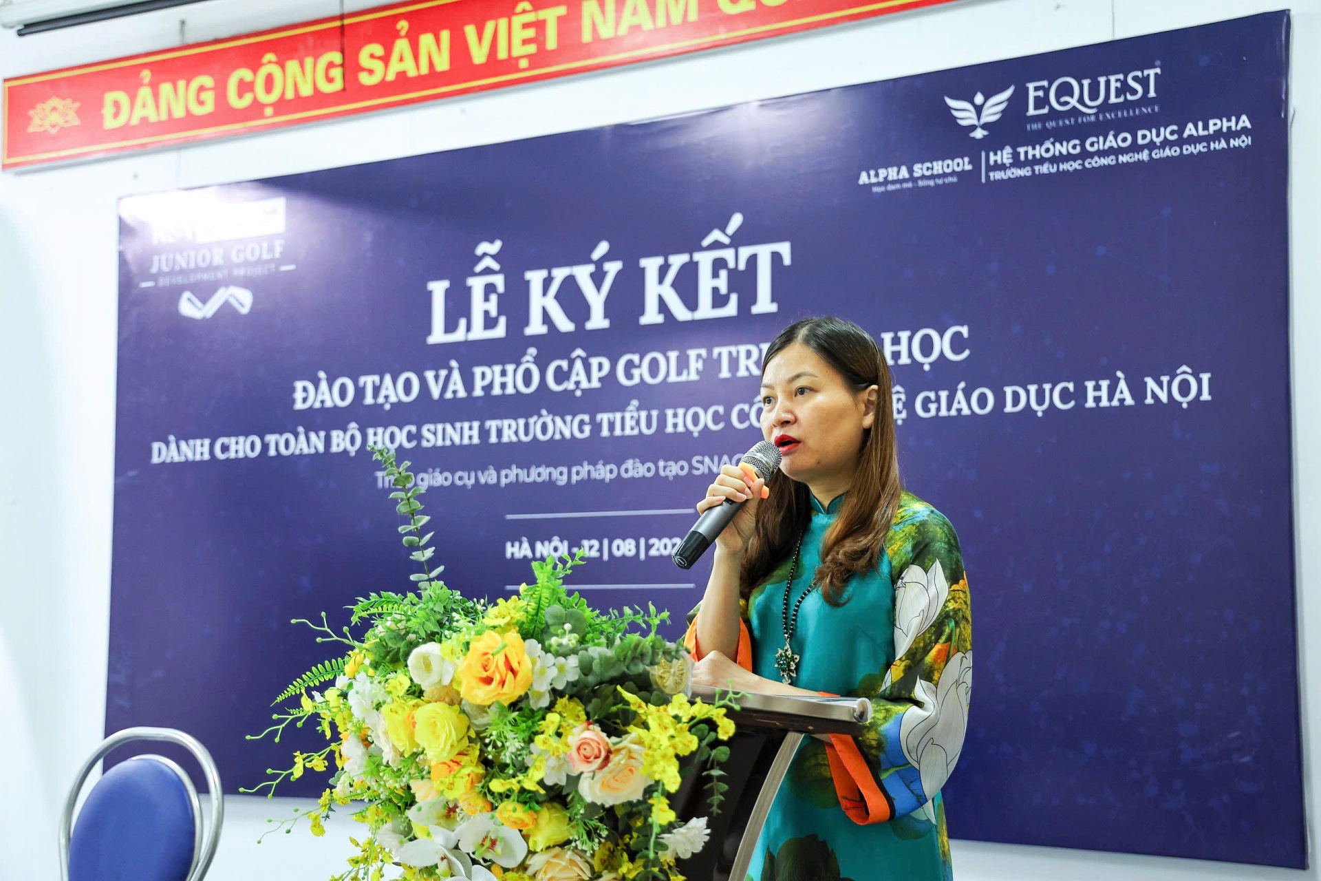 Ba_Nguyen_Hong_Thuy_-_Hieu_truong_truong_tieu_hoc_Cong_nghe_giao_duc_Ha_Noi_(CGD).JPG (877 KB)
